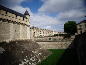 Vista do fosso e do muro(enceite que circunta toda a fortaleza