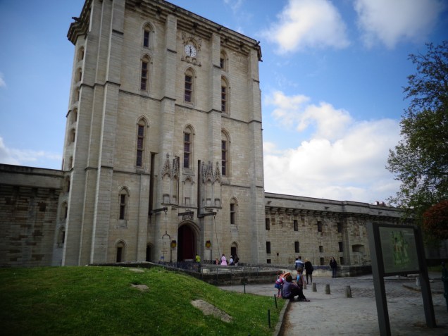 Tour du Village - entrada principal com a ponte levadiça.