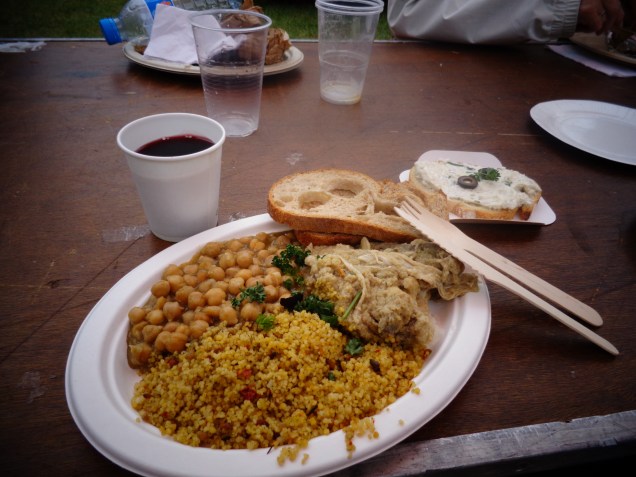 Vinho e prato típico medieval.