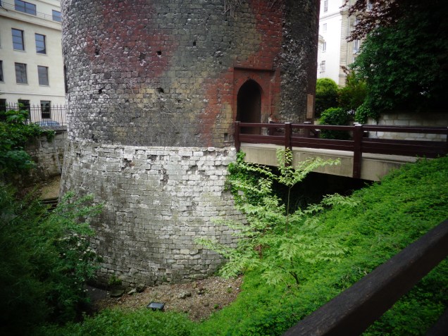 Ponte levadiça e o fosso.