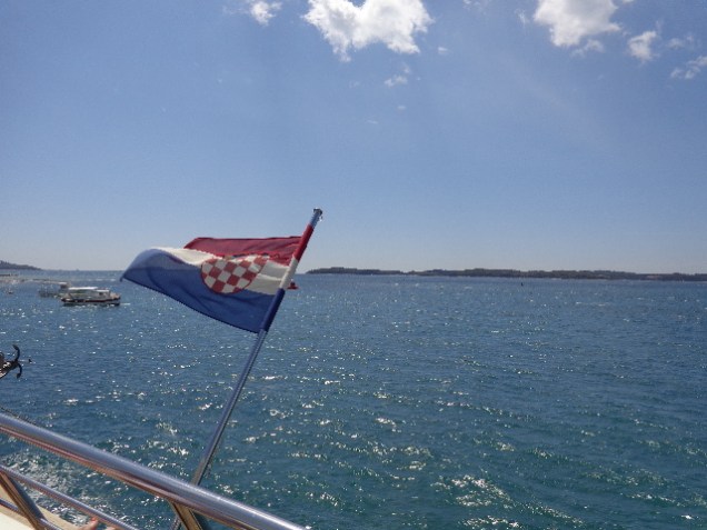 Vista da ilha Veliki Brujuni lá atrás