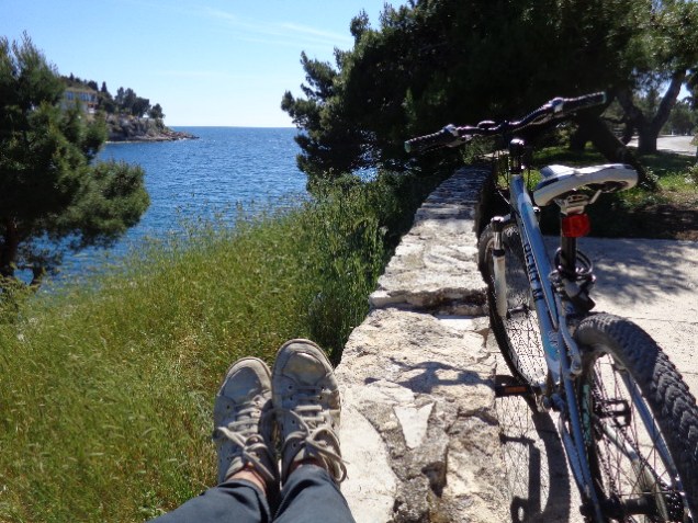 Eu, minha bike e uma pausa para descansar no paraíso.