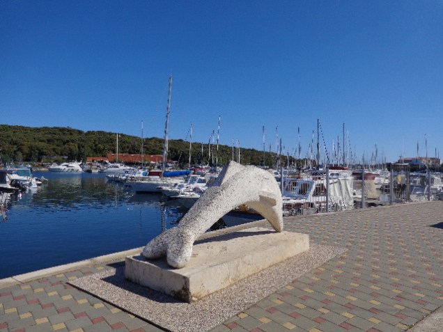 Tehnomont Marina Veruda, atrás do meu hotel 