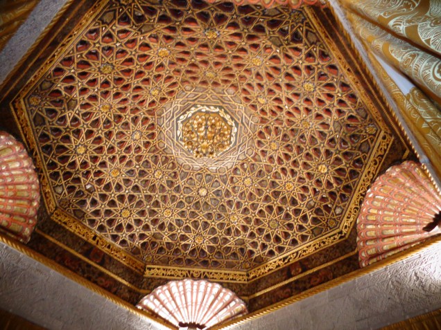 Salão oriental, teto oriundo do palácio dos duques de Maqueda, construído no século XV, em Toledo.