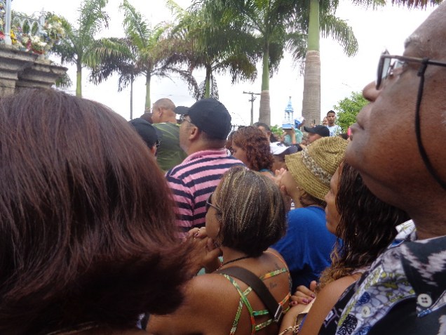 Multidão rezando aos pés de N. Sra. da Conceição.