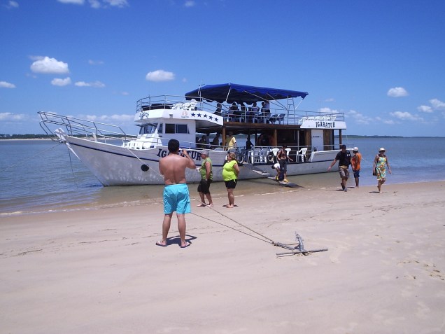 Barco atracado num banco de areia.