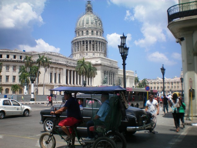 "bicitaxi" no primeiro plano com o Edifício do Capitólio Nacional ao fundo.