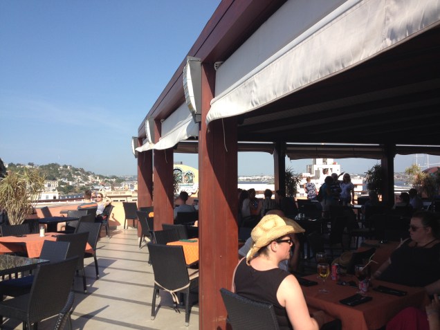 Barzinho na cobertura do hotel.