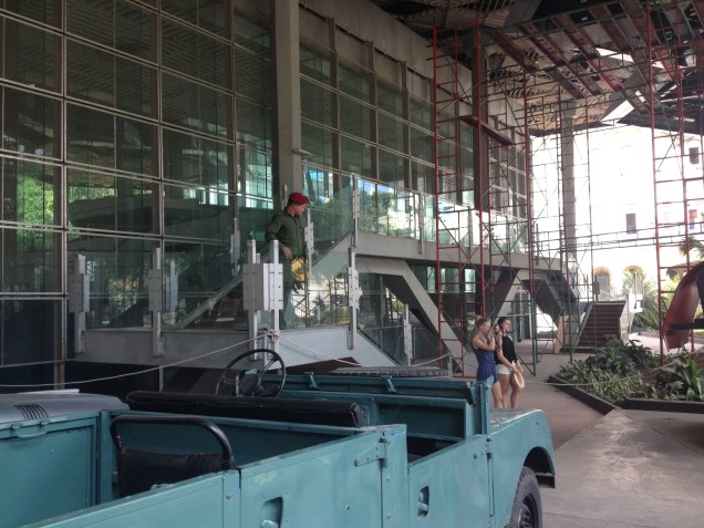 Vista do iate Granma por detrás da parede de vidro.