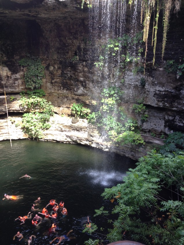 Cenote Ik-Kil, mais conhecido como “cenote sagrado azul”
