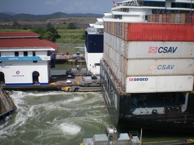 Como se pode ver lá trás, dá para passar dois navios de cada vez. 