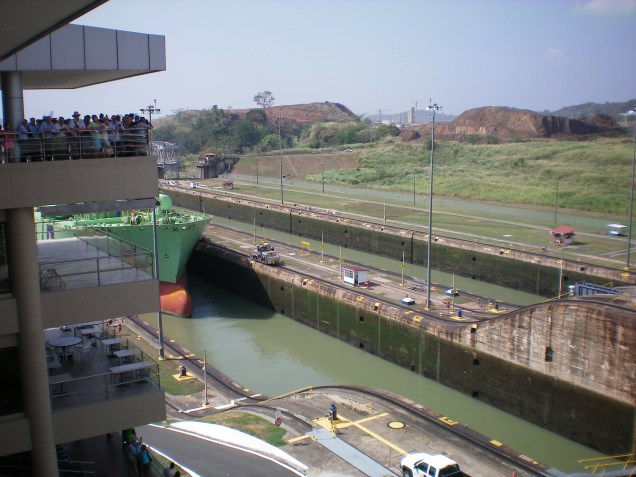 Do lado esquerdo da foto, dá para ver o terraço panorâmico e o navio se aproximando.