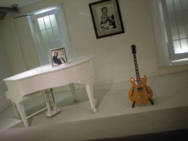 Guitarra e piano de John Lennon. 